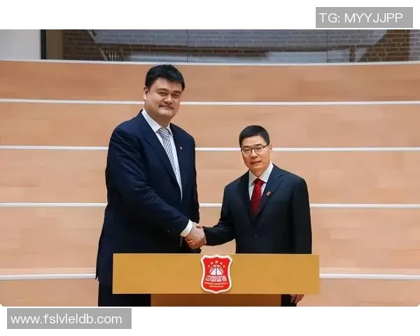 姚明发带造型独特引发热议球迷纷纷模仿的时尚潮流