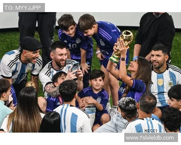 与足球明星合影留念的幸福时刻分享给家人温暖无比